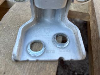 bontott DACIA DUSTER Bal első Zsanér