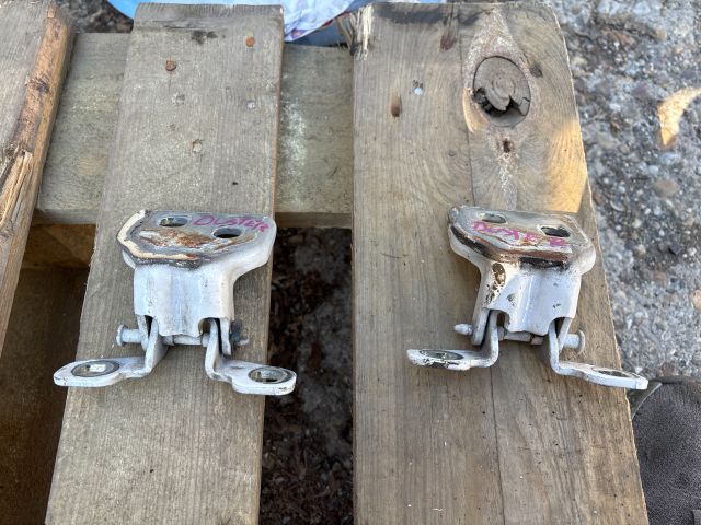 bontott DACIA DUSTER Bal első Zsanér