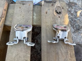 bontott DACIA DUSTER Bal első Zsanér