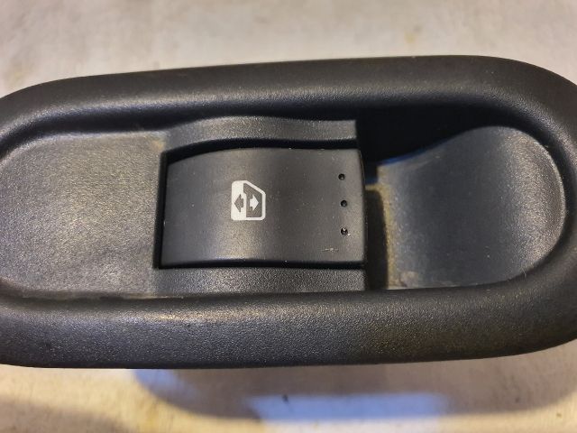 bontott DACIA DUSTER Bal hátsó Ablakemelő Kapcsoló