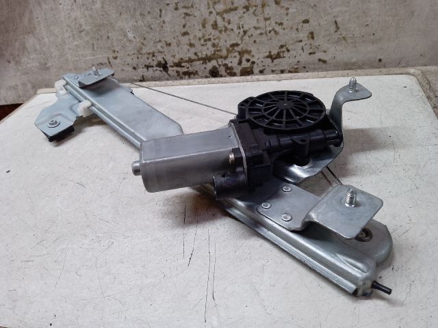 bontott DACIA DUSTER Bal hátsó Ablakemelő Szerkezet (Elektromos)