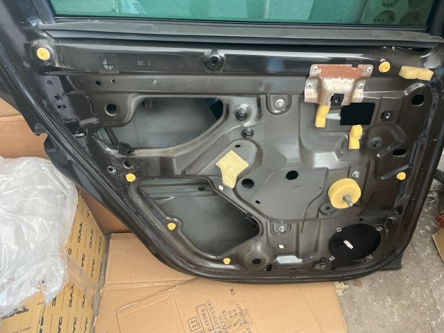 bontott DACIA DUSTER Bal hátsó Ajtó (Részeivel)