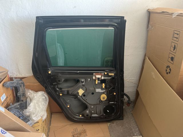 bontott DACIA DUSTER Bal hátsó Ajtó (Részeivel)