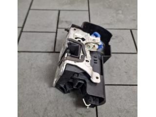 bontott DACIA DUSTER Bal hátsó Ajtózár