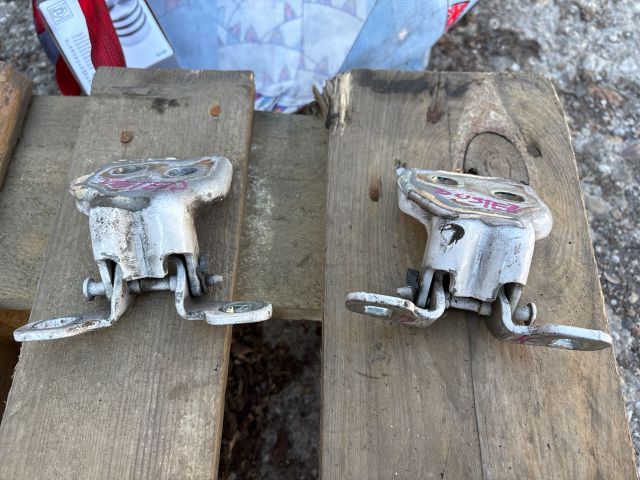 bontott DACIA DUSTER Bal hátsó Zsanér