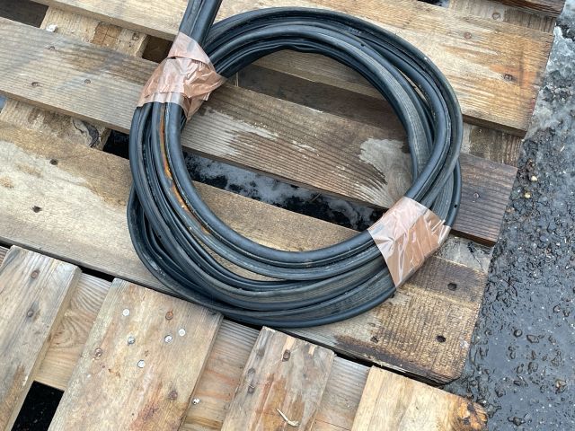 bontott DACIA DUSTER Csomagtérajtó Gumikéder