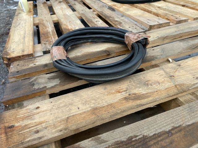 bontott DACIA DUSTER Csomagtérajtó Gumikéder