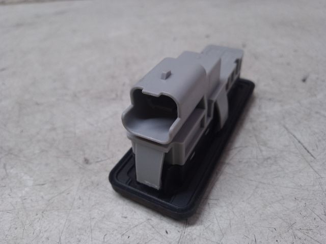 bontott DACIA DUSTER Csomagtérajtó Kilincs