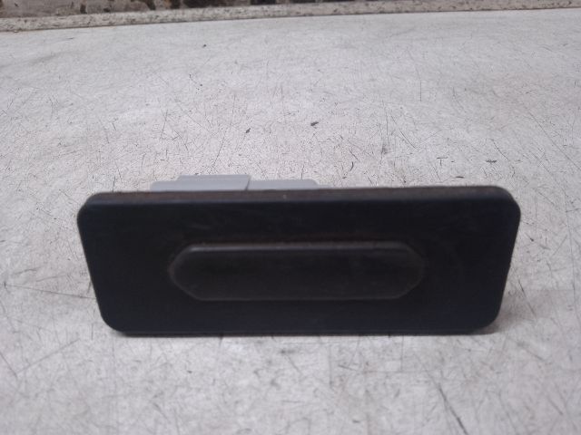 bontott DACIA DUSTER Csomagtérajtó Kilincs