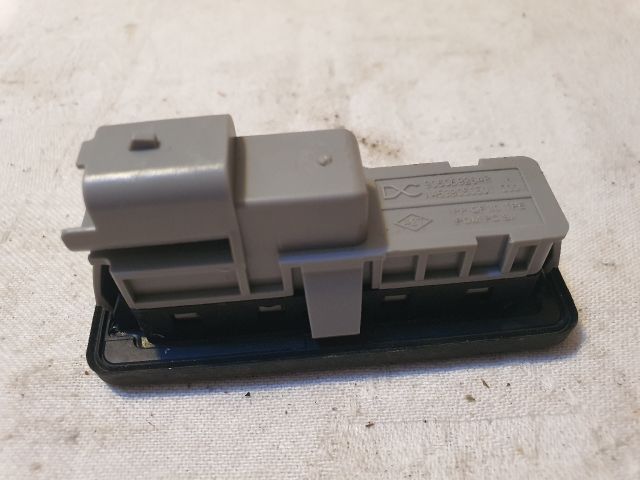 bontott DACIA DUSTER Csomagtérajtó Kilincs