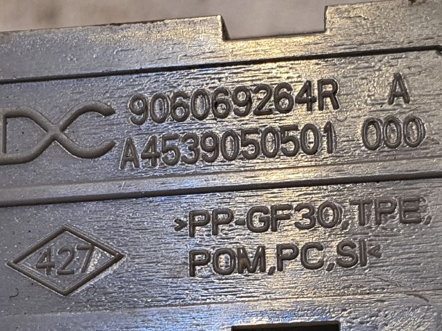 bontott DACIA DUSTER Csomagtérajtó Kilincs