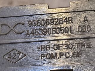 bontott DACIA DUSTER Csomagtérajtó Kilincs