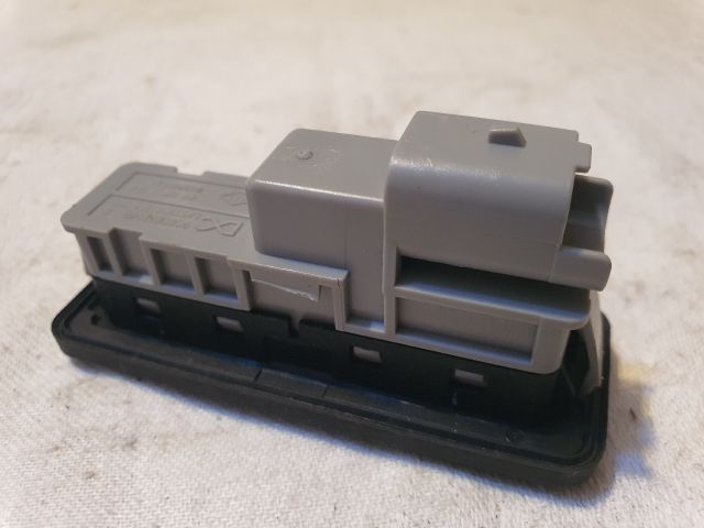 bontott DACIA DUSTER Csomagtérajtó Kilincs