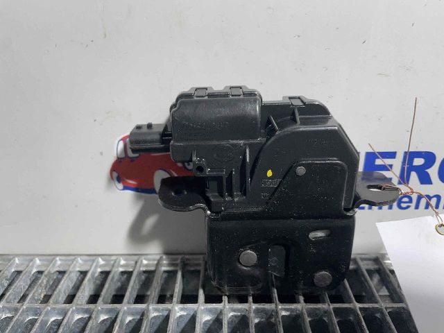 bontott DACIA DUSTER Csomagtérajtó Ütköző