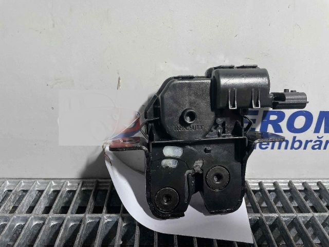 bontott DACIA DUSTER Csomagtérajtó Ütköző