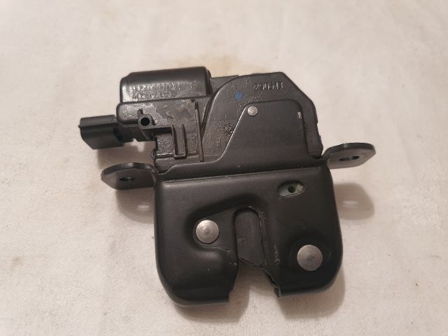 bontott DACIA DUSTER Csomagtérajtó Zárszerkezet