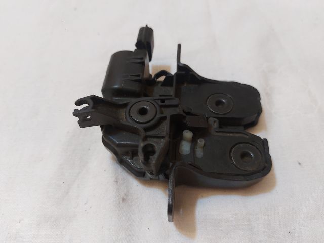 bontott DACIA DUSTER Csomagtérajtó Zárszerkezet