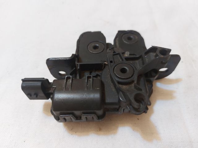 bontott DACIA DUSTER Csomagtérajtó Zárszerkezet