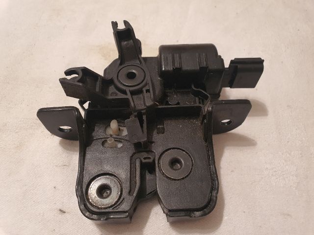 bontott DACIA DUSTER Csomagtérajtó Zárszerkezet