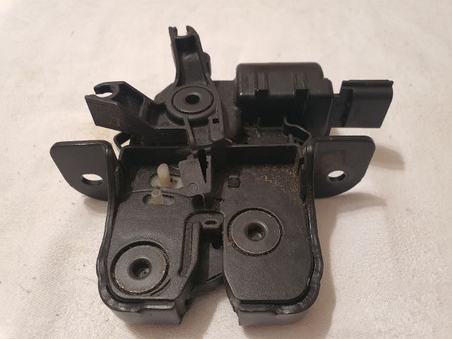 bontott DACIA DUSTER Csomagtérajtó Zárszerkezet