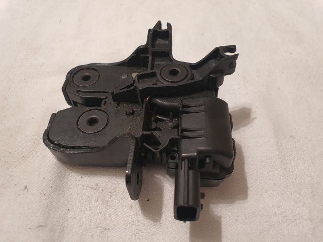 bontott DACIA DUSTER Csomagtérajtó Zárszerkezet