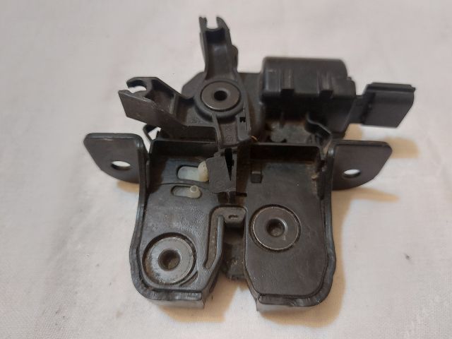 bontott DACIA DUSTER Csomagtérajtó Zárszerkezet