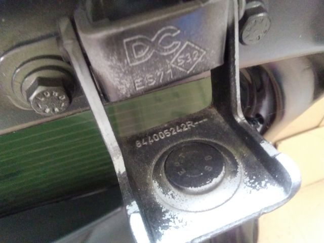 bontott DACIA DUSTER Csomagtérajtó Zsanér