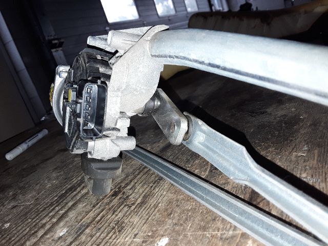 bontott DACIA DUSTER Első Ablaktörlő Szerkezet Motorral