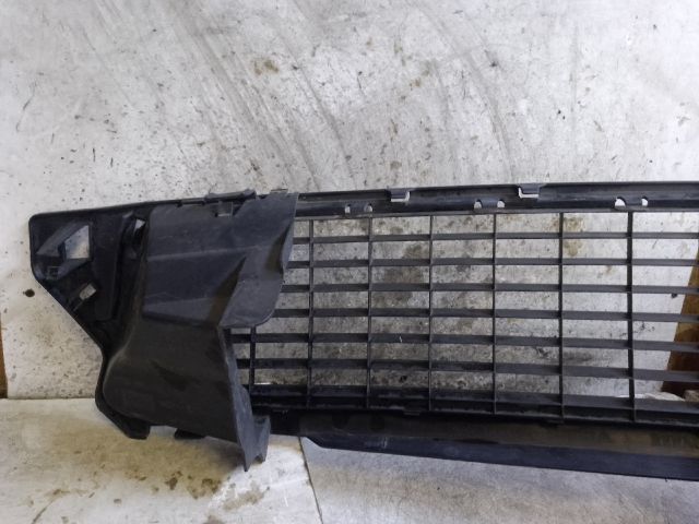 bontott DACIA DUSTER Első Lökhárító Alsó Középső Díszrács