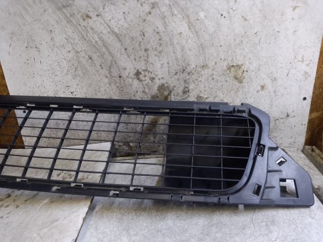 bontott DACIA DUSTER Első Lökhárító Alsó Középső Díszrács