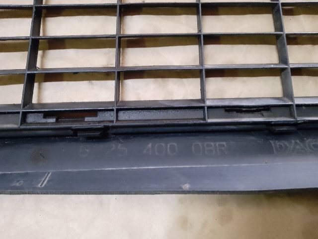 bontott DACIA DUSTER Első Lökhárító Alsó Középső Díszrács