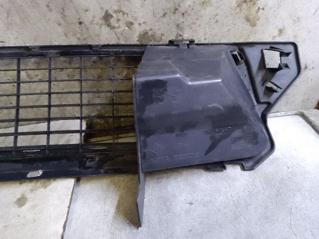 bontott DACIA DUSTER Első Lökhárító Alsó Középső Díszrács