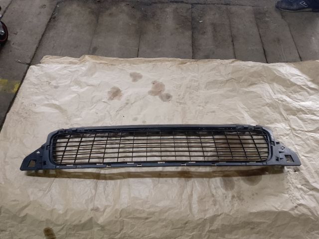 bontott DACIA DUSTER Első Lökhárító Alsó Középső Díszrács