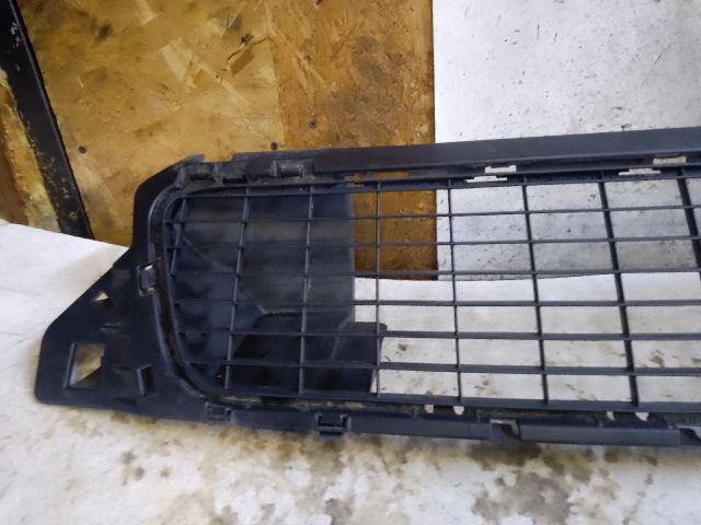 bontott DACIA DUSTER Első Lökhárító Alsó Középső Díszrács