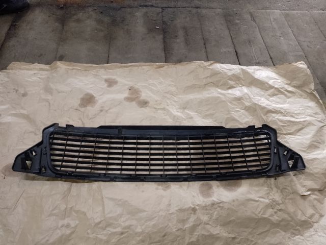 bontott DACIA DUSTER Első Lökhárító Alsó Középső Díszrács