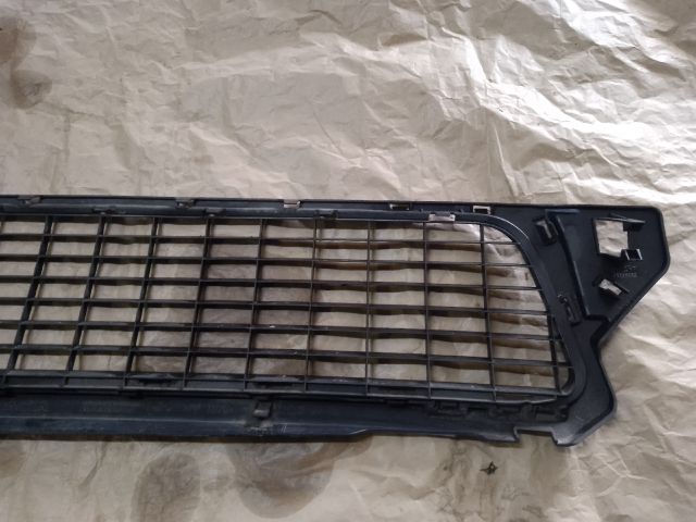 bontott DACIA DUSTER Első Lökhárító Alsó Középső Díszrács