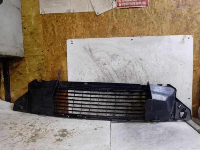 bontott DACIA DUSTER Első Lökhárító Alsó Középső Díszrács