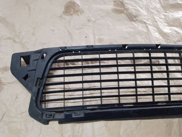 bontott DACIA DUSTER Első Lökhárító Alsó Középső Díszrács