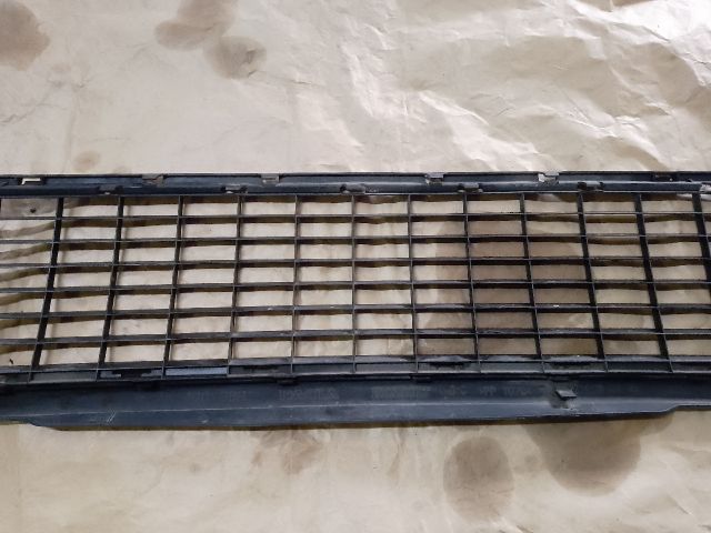 bontott DACIA DUSTER Első Lökhárító Alsó Középső Díszrács