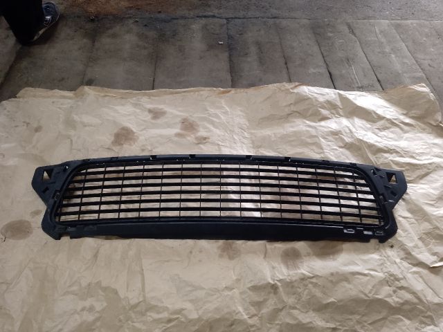 bontott DACIA DUSTER Első Lökhárító Alsó Középső Díszrács