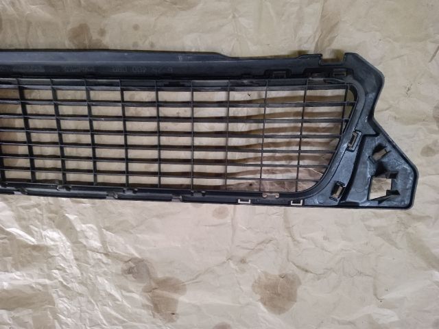 bontott DACIA DUSTER Első Lökhárító Alsó Középső Díszrács