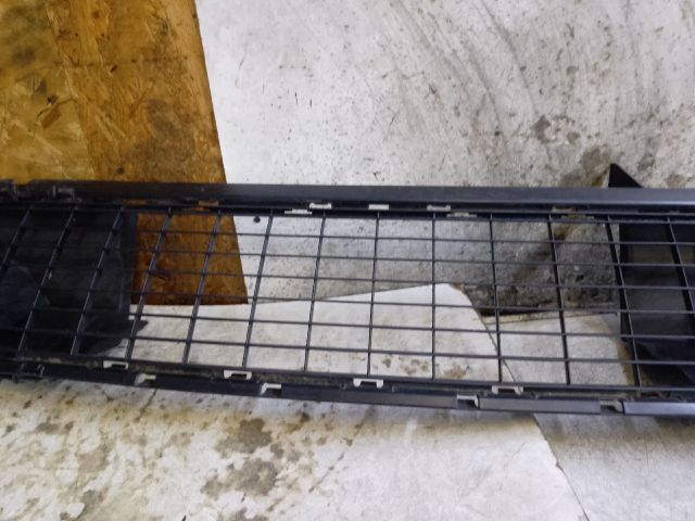 bontott DACIA DUSTER Első Lökhárító Alsó Középső Díszrács