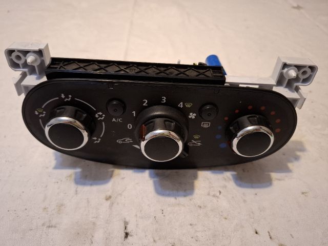 bontott DACIA DUSTER Fűtéskapcsoló (manuális klímás)