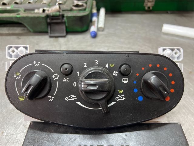 bontott DACIA DUSTER Fűtéskapcsoló (manuális klímás)
