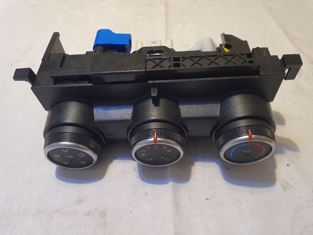 bontott DACIA DUSTER Fűtéskapcsoló (manuális klímás)