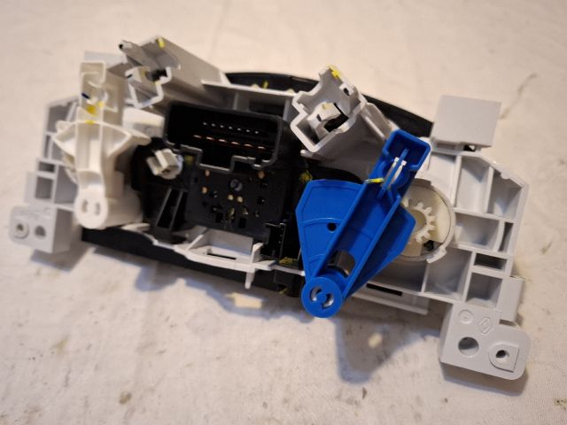 bontott DACIA DUSTER Fűtéskapcsoló (manuális klímás)