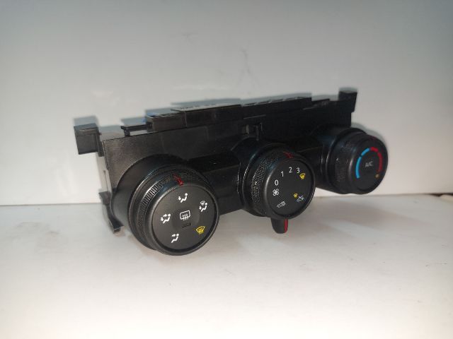 bontott DACIA DUSTER Fűtéskapcsoló (manuális klímás)