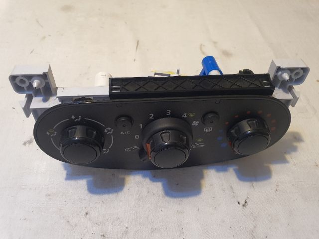 bontott DACIA DUSTER Fűtéskapcsoló (manuális klímás)