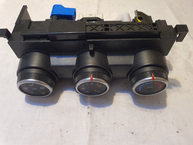 bontott DACIA DUSTER Fűtéskapcsoló (manuális klímás)