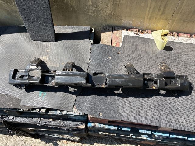 bontott DACIA DUSTER Hátsó középső Lökhárító Tartó (Műanyag)